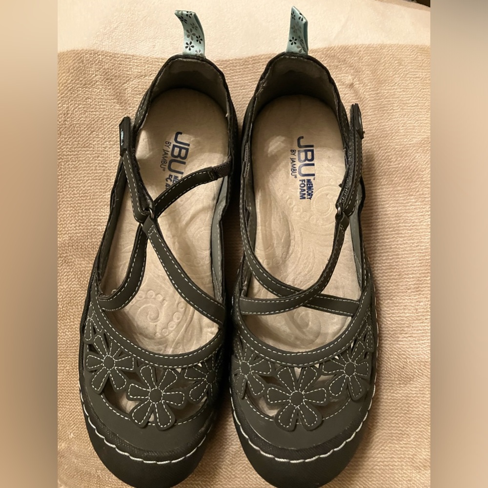Like new WOMEN'S JBU BY JAMBU
MARY JANE SIZE 8 BLOSSOM VEGAN
DENIM BLUE
